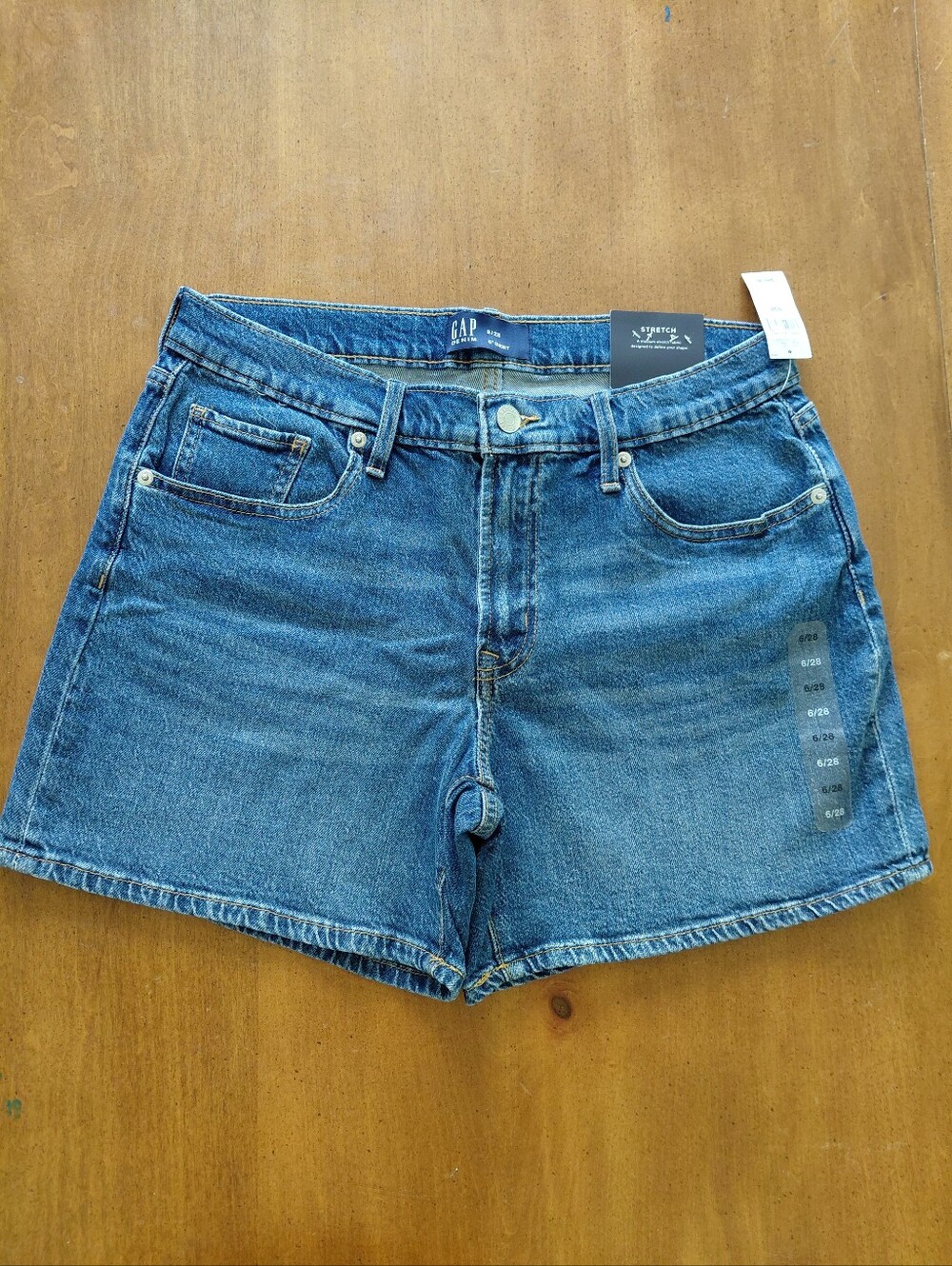 GAP Medium Wash Mid Rise Denim 5" Mom Shorts NWT Size 6/28
